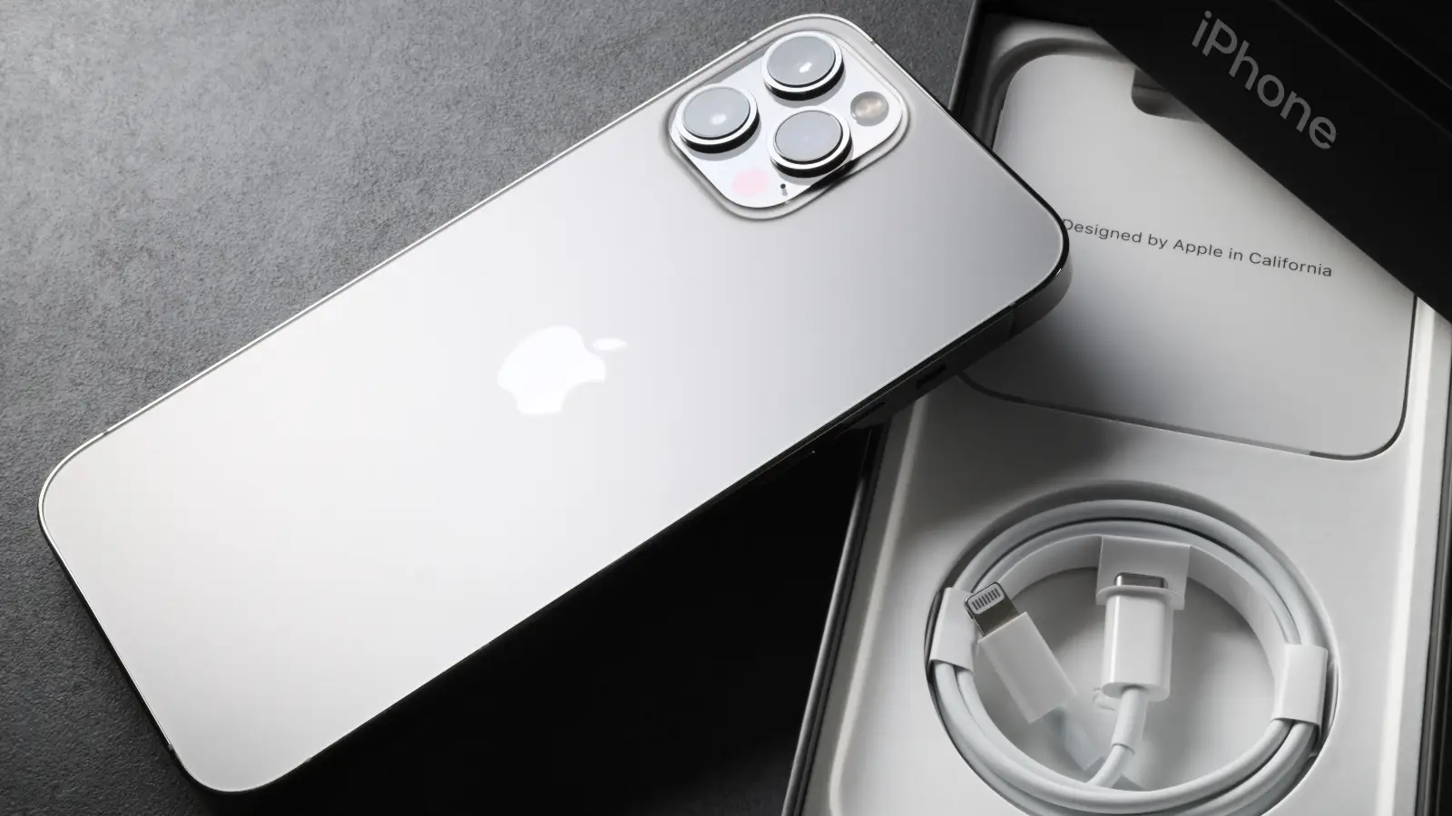 Apple：製品パッケージ・WEBサイトにおける一貫したモダンなアプローチ